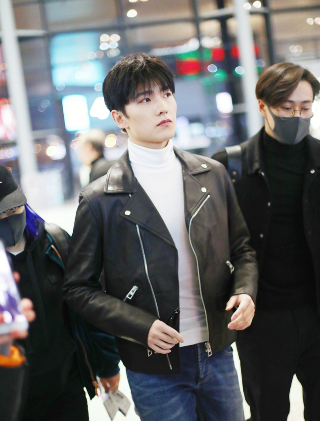 杨洋穿皮衣酷劲十足 脱衣过安检胸肌隐现