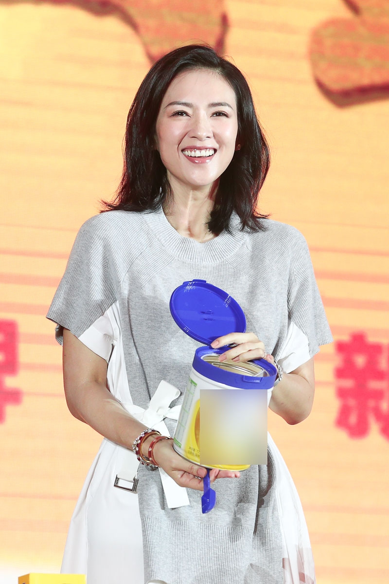 章子怡笑容灿烂出席活动气质优雅女神范