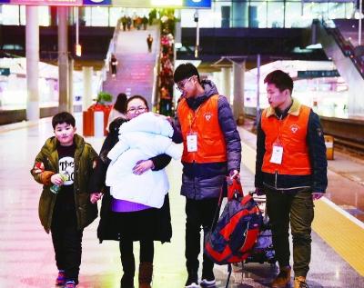 600多名青年志愿者服务南京春运 “小甜橙”温暖旅客回乡路