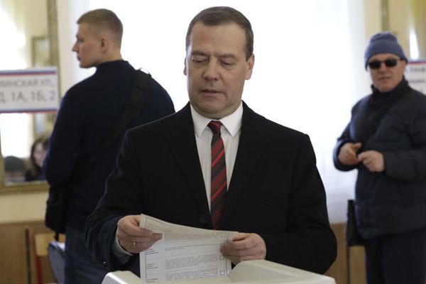 俄罗斯总理梅德韦杰夫参加总统大选投票