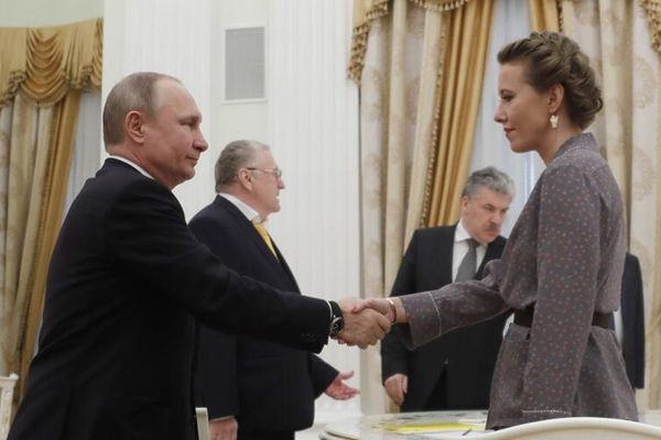 普京会见其他总统参选人 与恩师之女首次同框握手