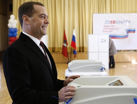 俄罗斯总理梅德韦杰夫参加总统大选投票