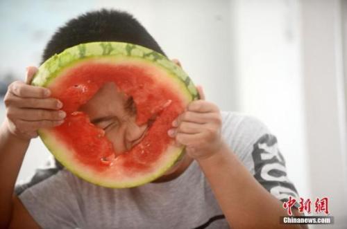 资料图:小朋友吃西瓜。 孟德龙 摄 资料图:小朋友吃西瓜。 孟德龙 摄