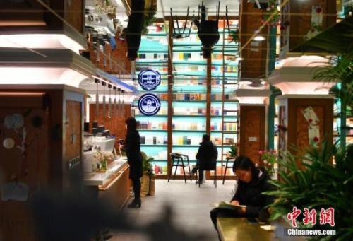 资料图:一家正在营业的书店。 资料图:一家正在营业的书店。