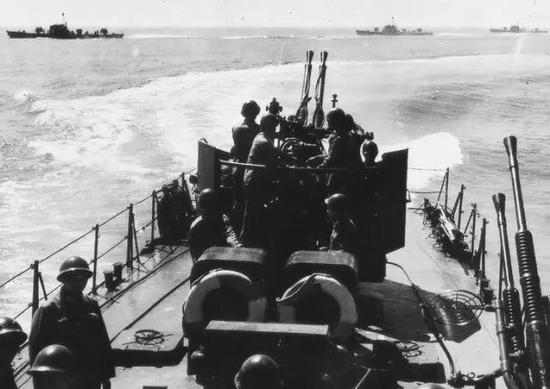 1938年,驻守青岛港的民国原东北海军面对日本海军的进攻,只能自沉20余