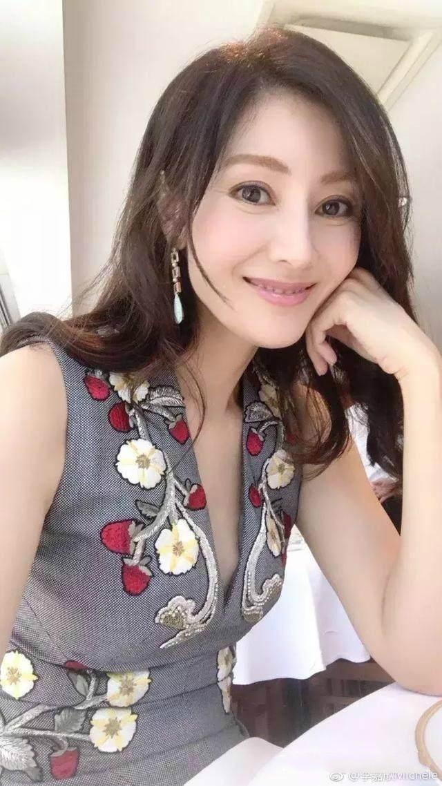 小编也跑到女神的微博围观去了,照片中已经 47岁的李大美 人,不论是