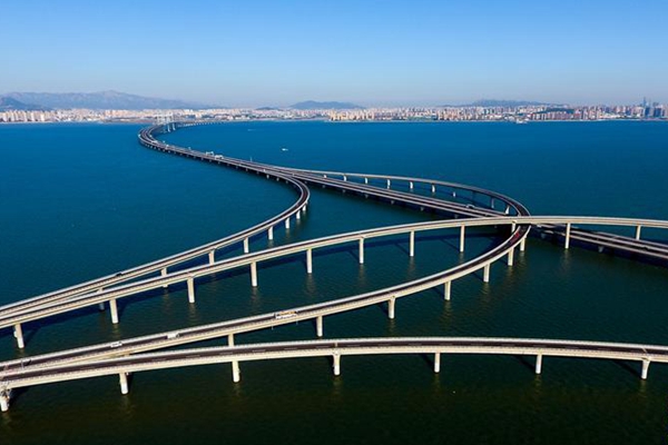 鸟瞰青岛胶州湾大桥