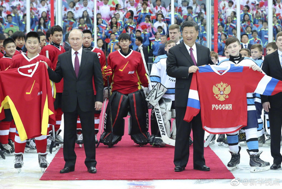 习近平同俄罗斯总统普京共同观看中俄青少年冰球友谊赛