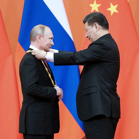 习近平向俄罗斯总统普京授予首枚“友谊勋章”