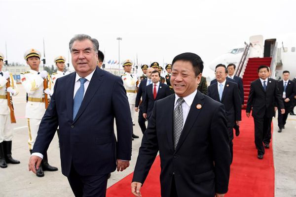 塔吉克斯坦总统拉赫蒙抵达青岛