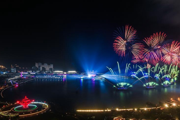 上合之光辉映“中国梦”与“世界梦”——上海合作组织青岛峰会欢迎晚宴及灯光焰火表演
