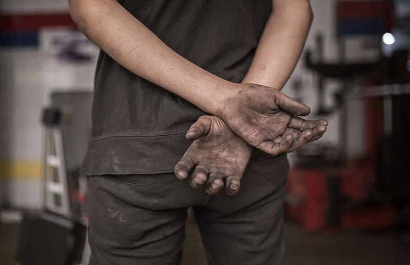 叙利亚难民儿童流浪街头 靠乞讨摆摊做苦力为生