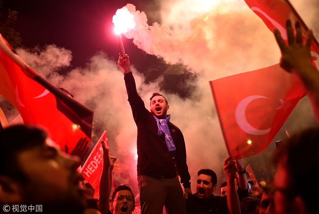 土耳其总统埃尔多安在大选中连任 支持者通宵庆祝结果