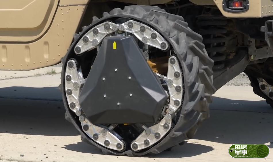 美军展示黑科技车轮:两秒钟从轮胎变履带