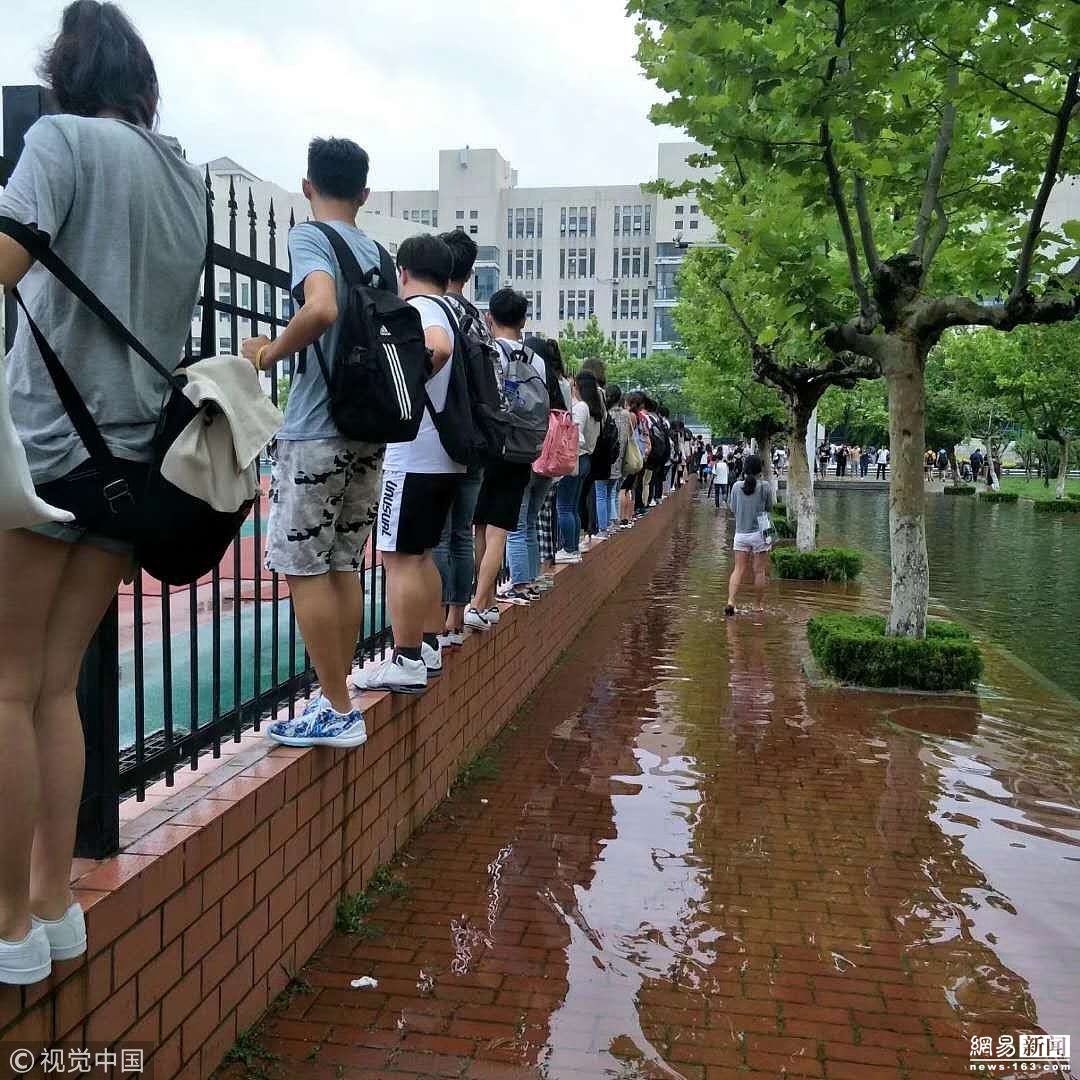 暴雨后学校成"海" 学生上课"飞檐走壁"