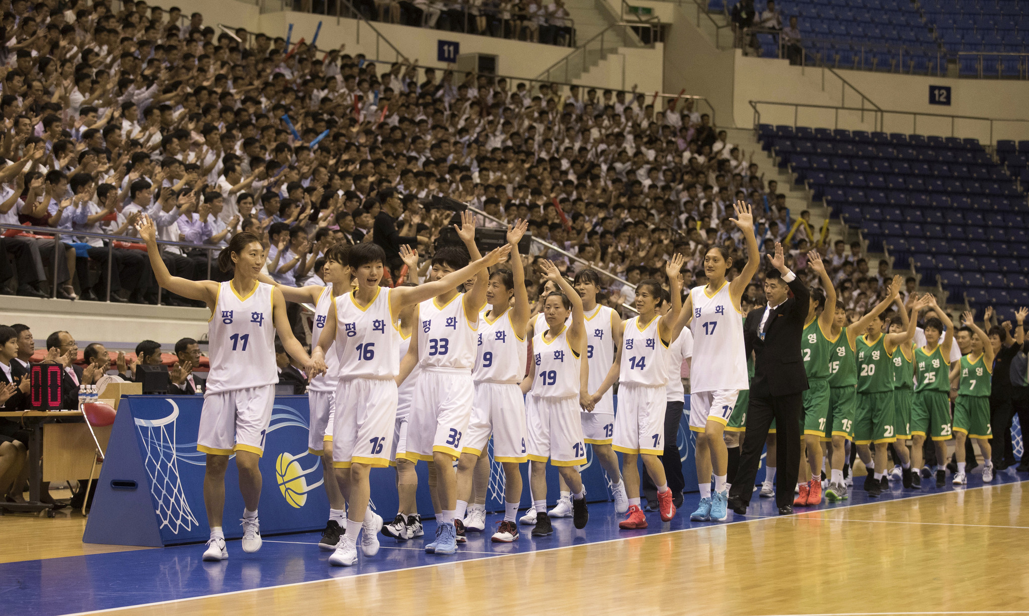 韩朝统一篮球赛开幕 双方队员手拉手入场