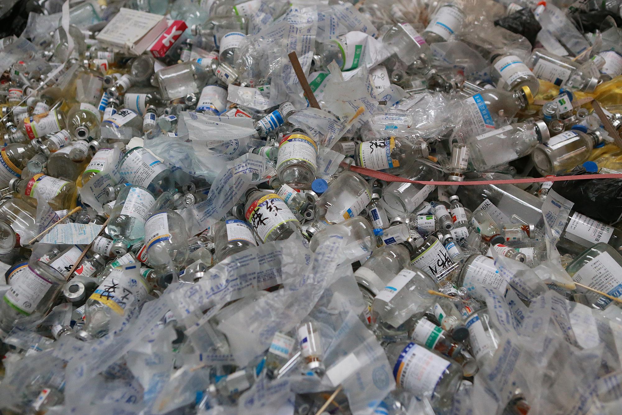 胡源于是自费购置了一批收集废弃针头专 用的锐器