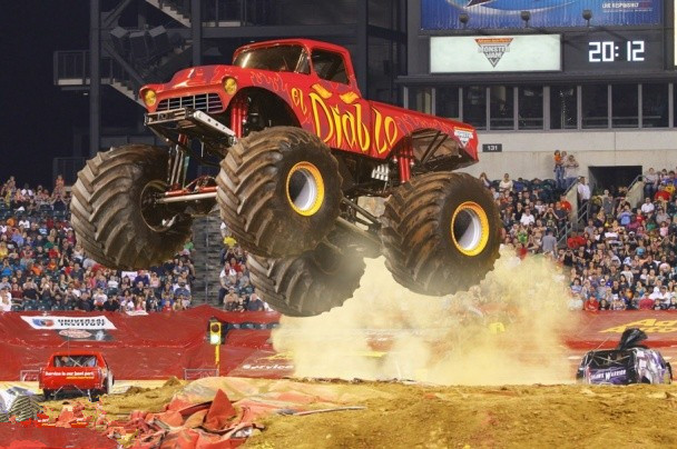 盘点世界上另类汽车比赛:大脚车赛,吻车大赛