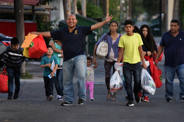 美墨边境移民纪实:拖家带口睡高架桥等待入境