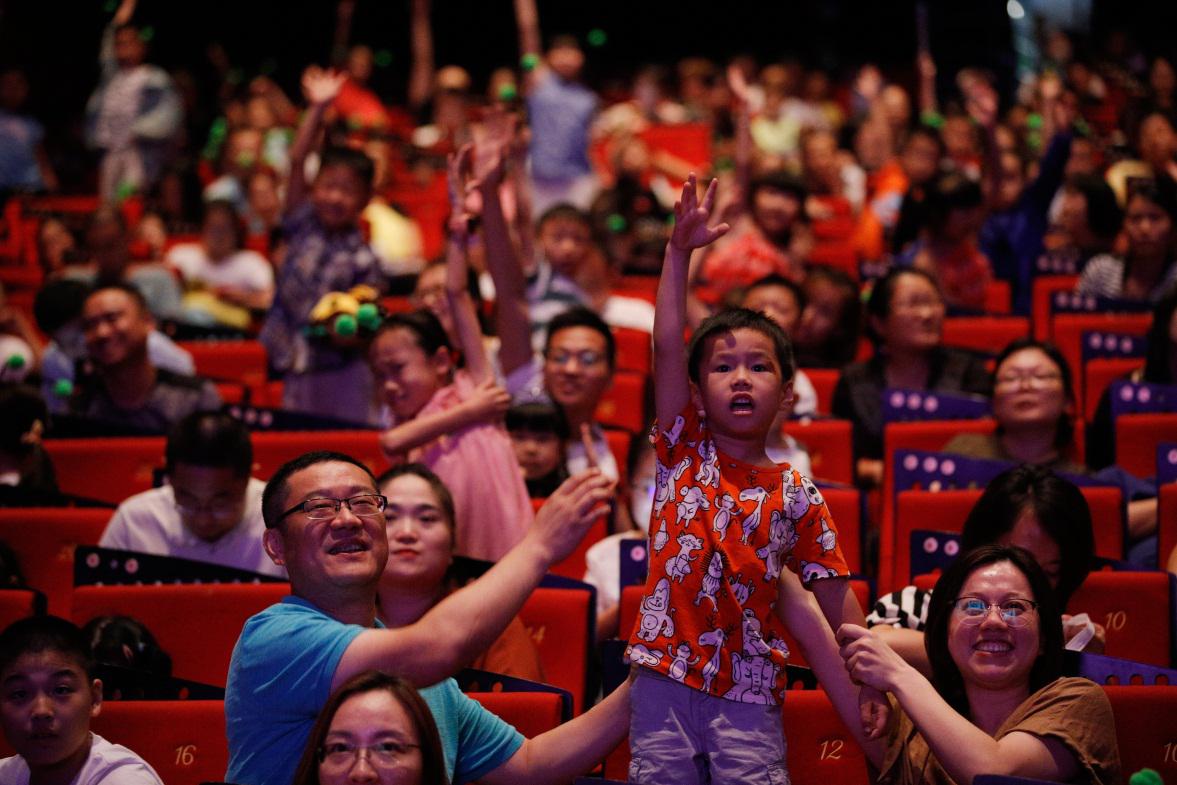 剧场内,小观众们参与"环保知识有奖问答"互动赢取小青蜂玩偶