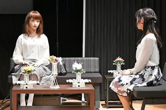 大阪大学团队展示美女机器人 能持续自然对话