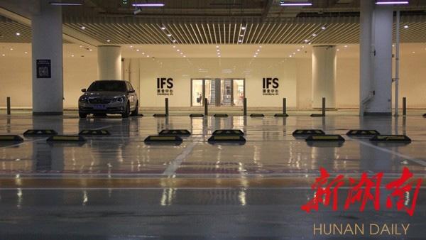 长沙一商场消费8万才可免费停车 客服:白金卡优惠