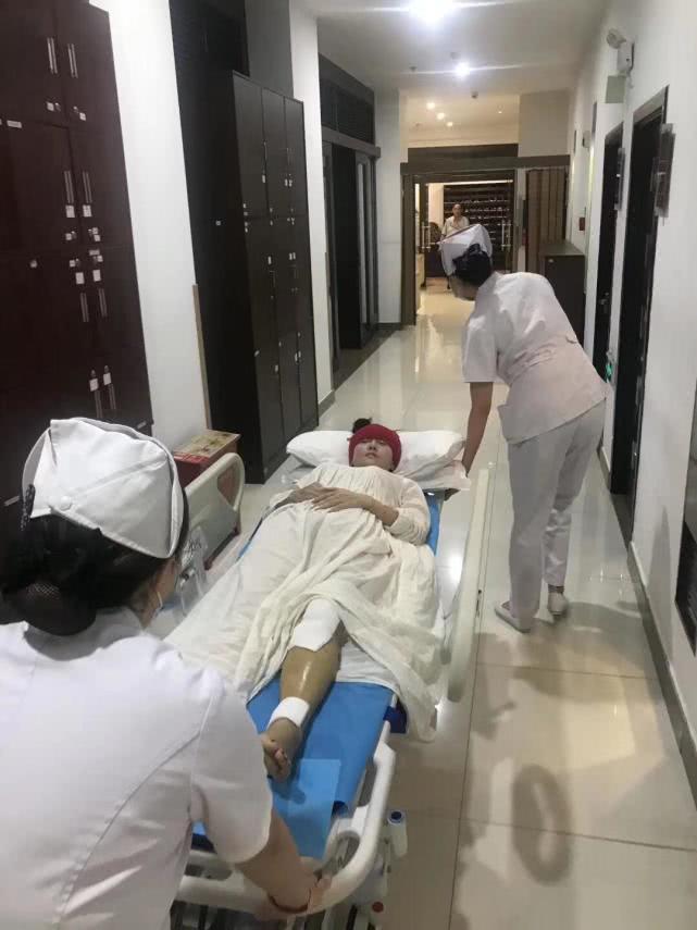 杨丽萍腿部四处骨折入院 已进行手术