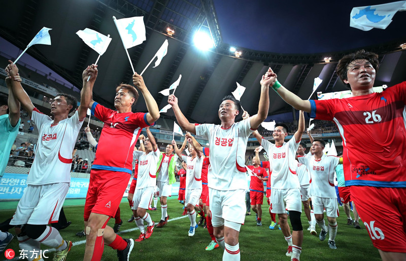 韩朝工人统一足球赛举行 双方选手持"半岛旗"紧相拥