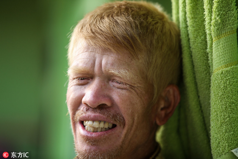 印尼西爪哇省,工作结束后,firman回到家里休息.