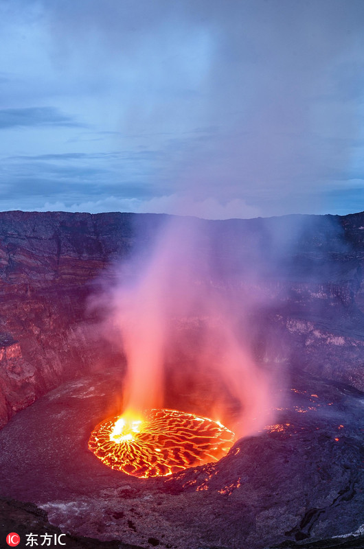 摄影师冒死近拍刚果火山 熔岩翻涌惊心动魄