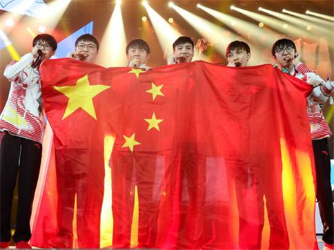 举着国旗和韩国队握手 CCTV5提出点名表扬