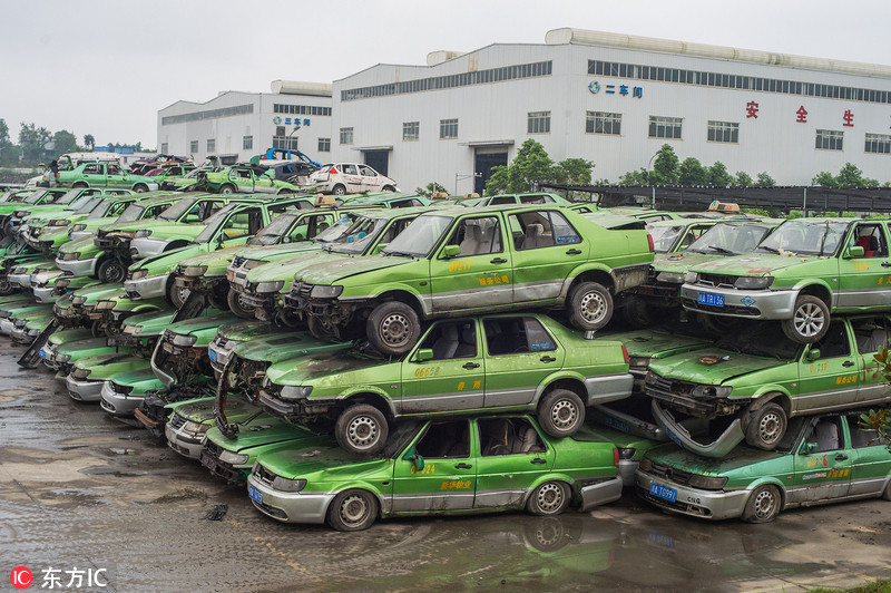 在四川成都龙泉驿区某废旧停车场内,2018年成都仿冒巡游出租车报废