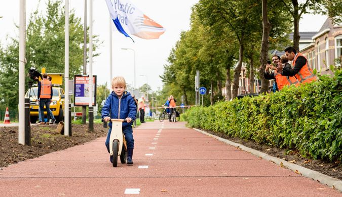 荷兰建首条废塑料车道