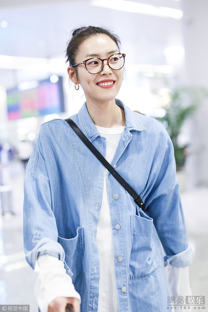 刘雯扎丸子头配"男友风"衬衫清爽减龄