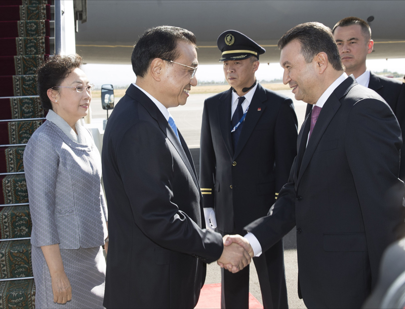 塔吉克斯坦总理到机场迎接李克强