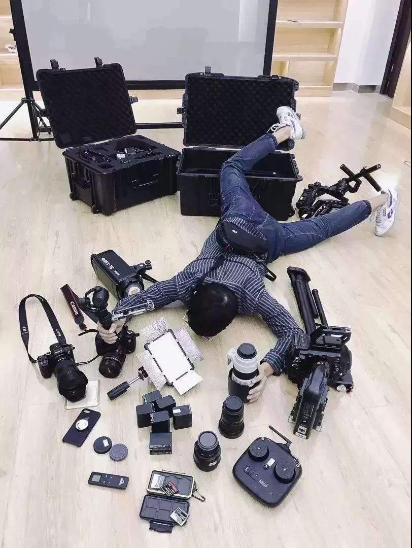 高校各专业纷纷晒"假摔":炫才华,炫知识才是正能量