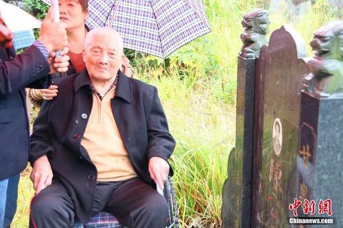 99岁赴台老兵回乡探亲,这一跪,他等了29年!