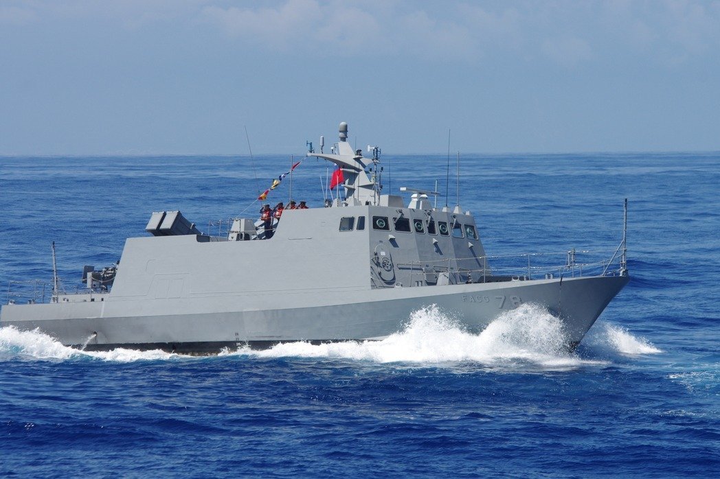 美国海军两艘神盾舰22日自鹅銮鼻海域由南向北航经台湾海峡.