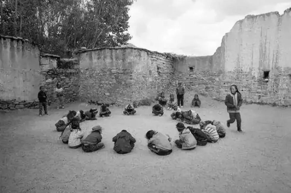 "丢啊丢啊,丢手绢