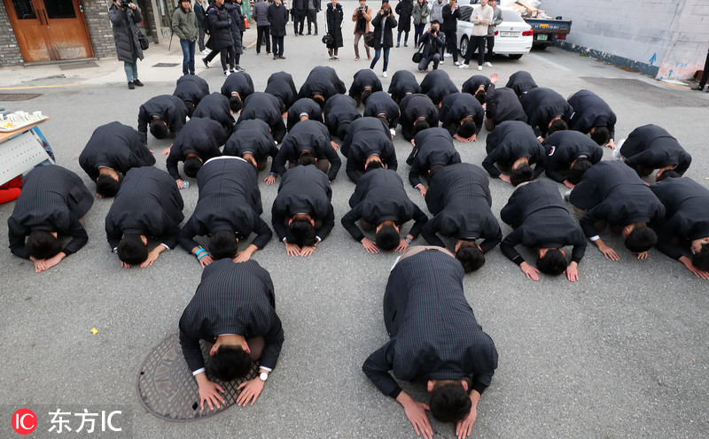 韩迎来高考首日 后辈跪地磕头祝福考生一切顺利