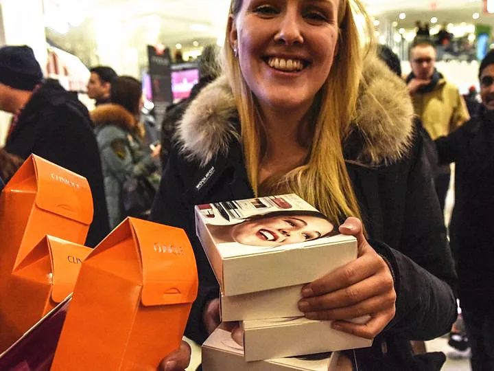 11月22日,顾客在美国纽约梅西百货旗舰店内购物.(新华/路透)