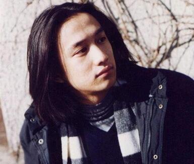 年轻时貌比潘安,如今中年发福变大叔,歌手出身却为了他放弃唱歌