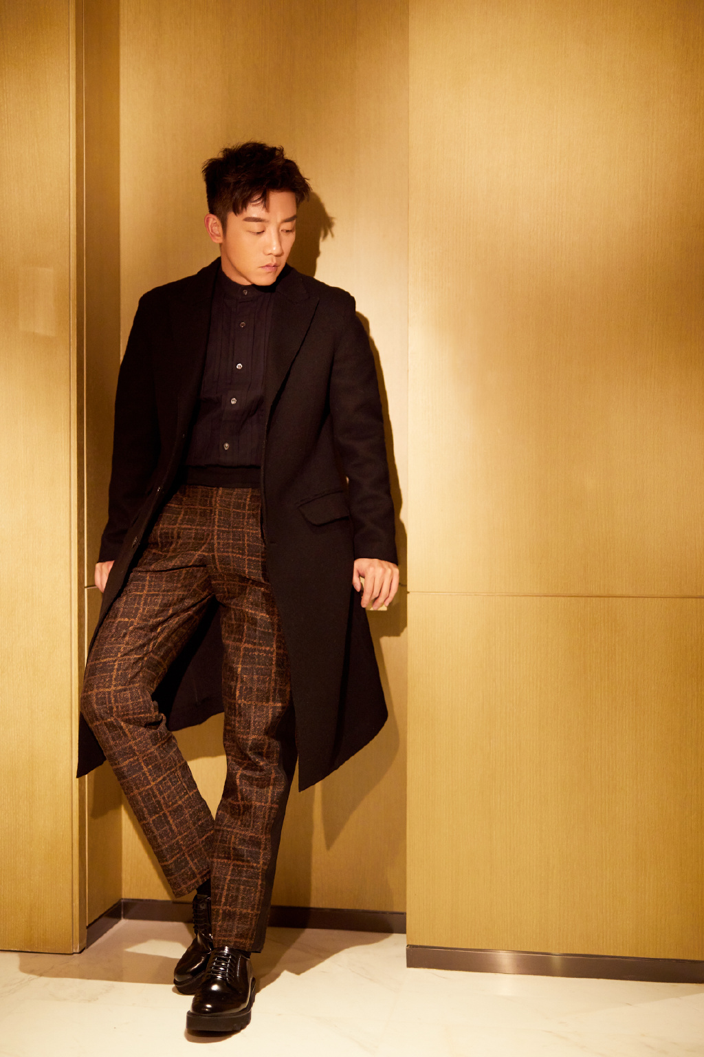 郑恺黑色大衣复古绅士 演绎优雅英伦风