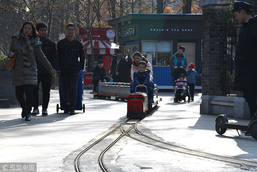 一辆迷你小火车亮相南京1912街区,这辆小火车的大小只有普通的公交车