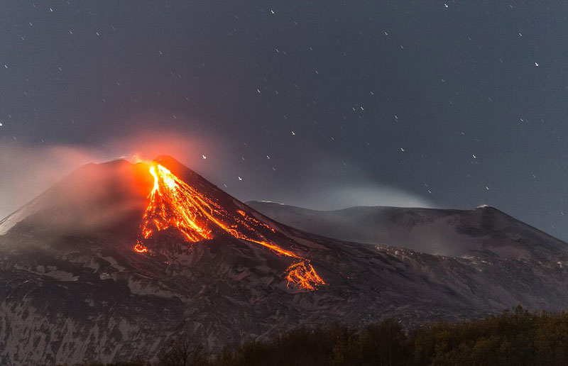 意大利埃特纳火山喷发 滚滚熔岩映红夜空