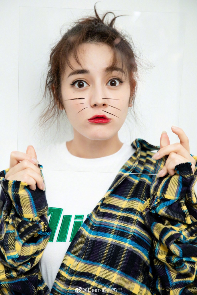 迪丽热巴晒六宫格表情包 撒娇求粉丝奖励小红花