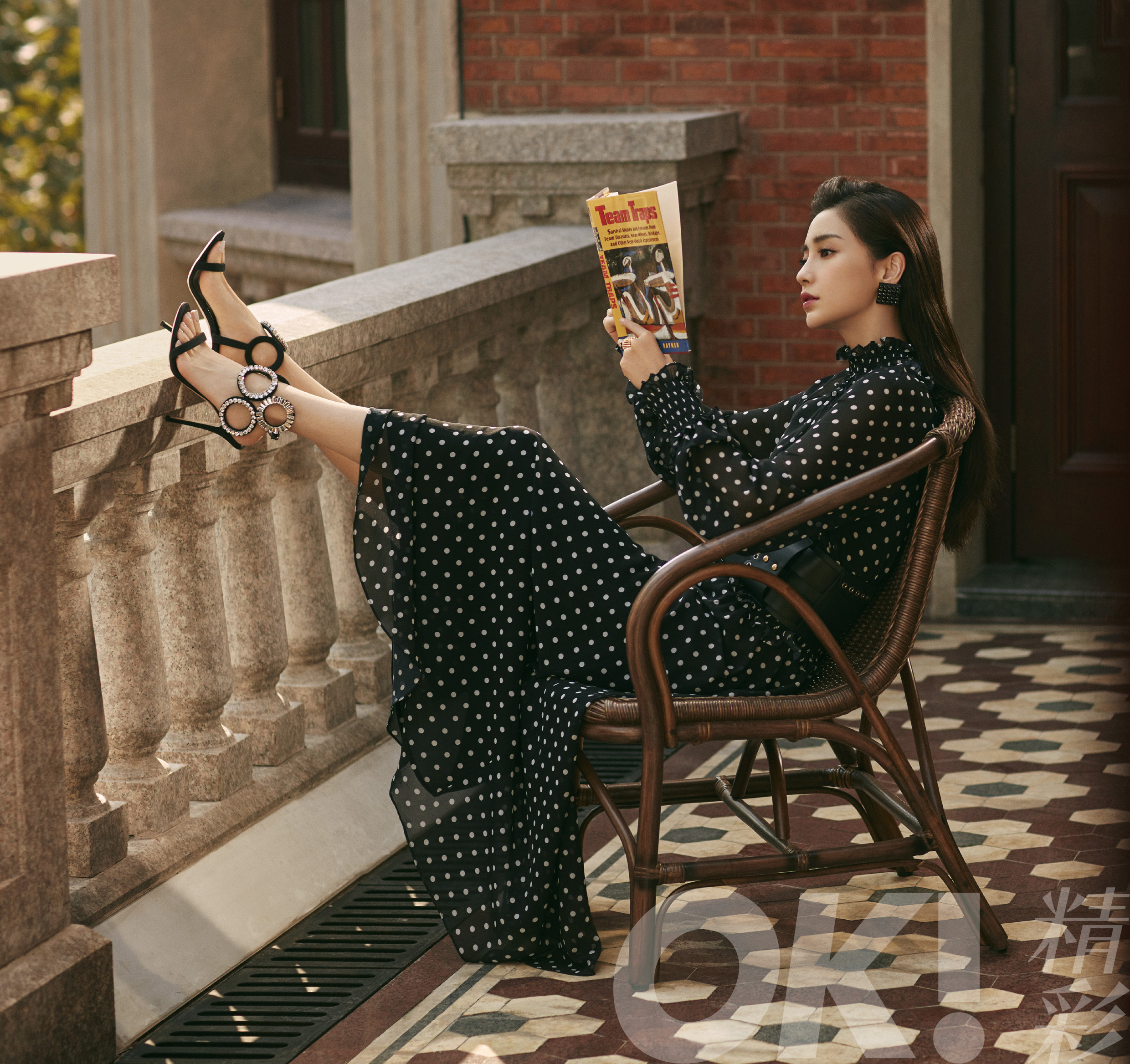 angelababy法式风情大片出炉 可娇柔可帅气可性感