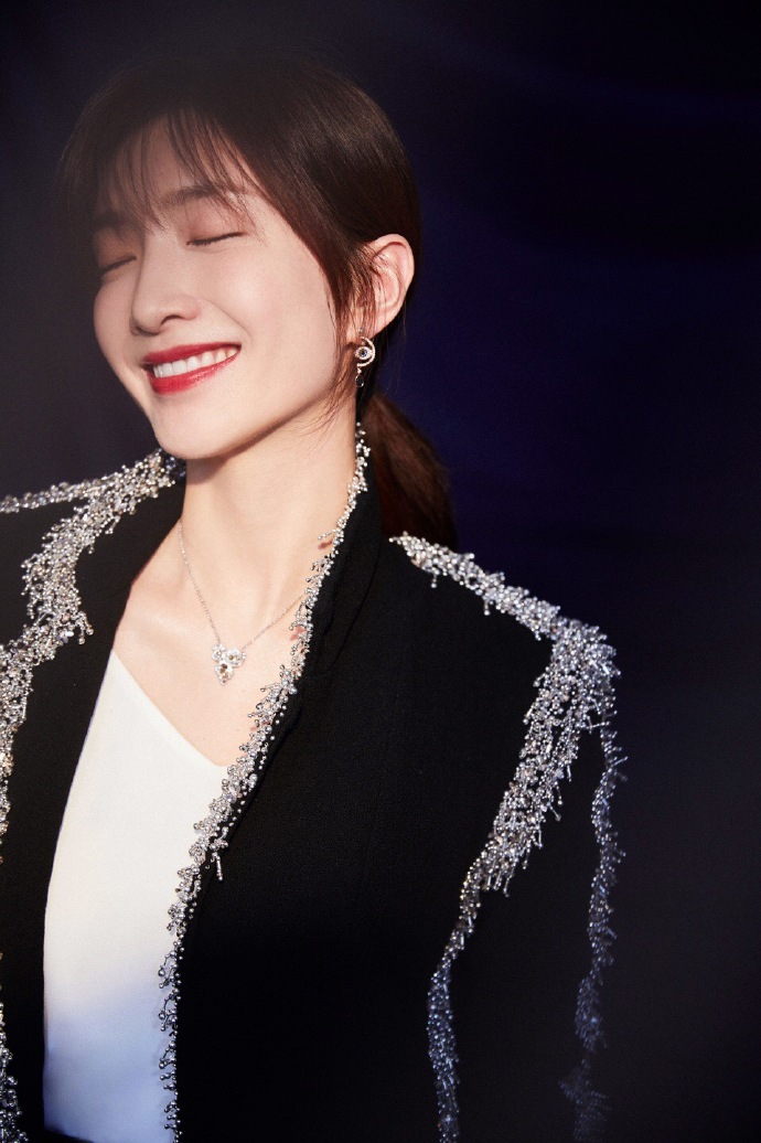 工作室晒江疏影美照 面露甜笑秀白皙美腿性感诱人