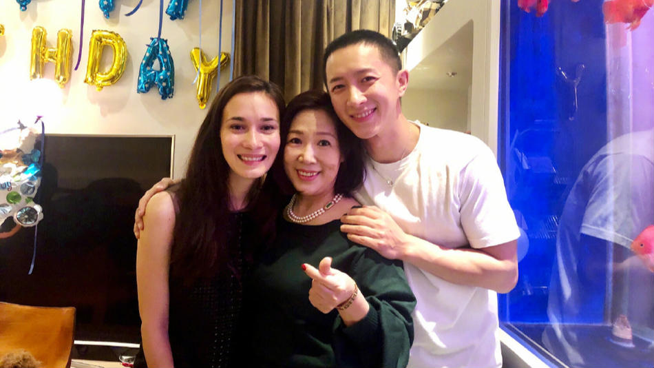 韩庚35岁生日 与妈妈女友卢靖姗温馨同框