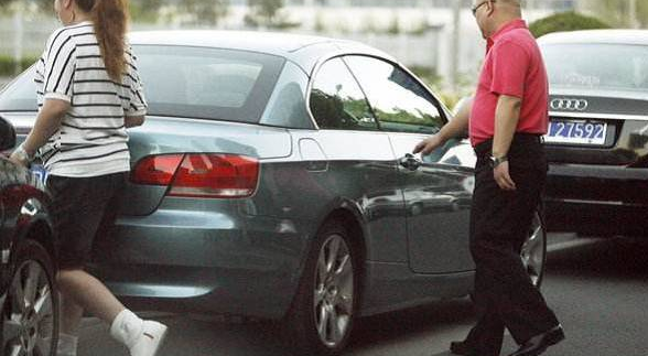 岳云鹏如今也是影视圈的红人了,而据说岳云鹏的 座驾,就是郭德纲送给